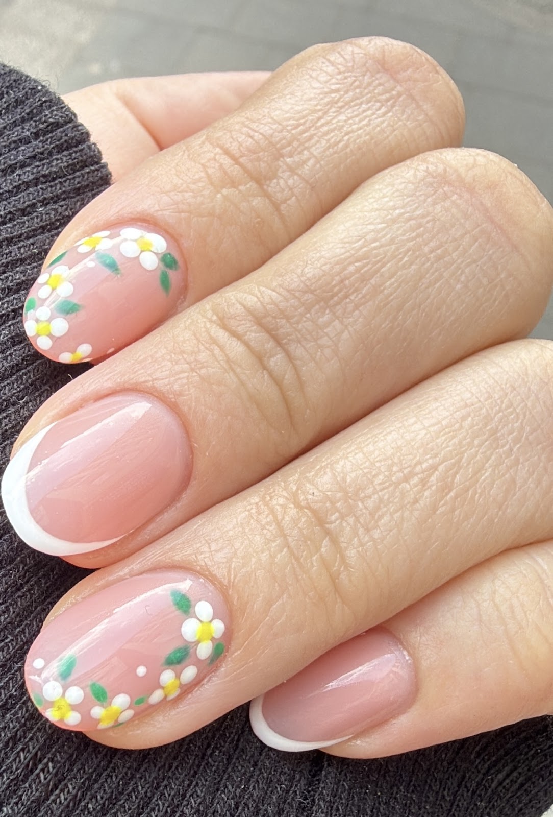 Manicure z kwiatowym zdobieniem i francuskim wykończeniem