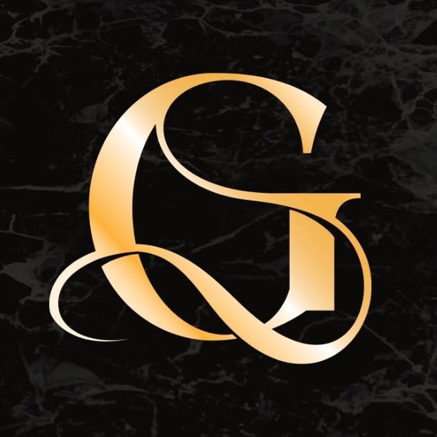 Logo Grand Studio, złoty monogram na czarnym marmurze